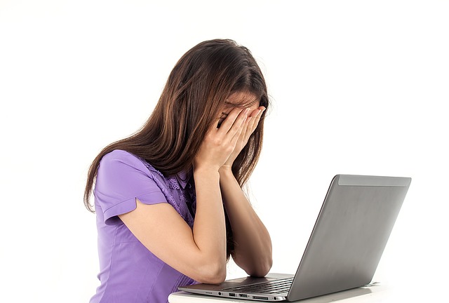 mujer trabajando con estres